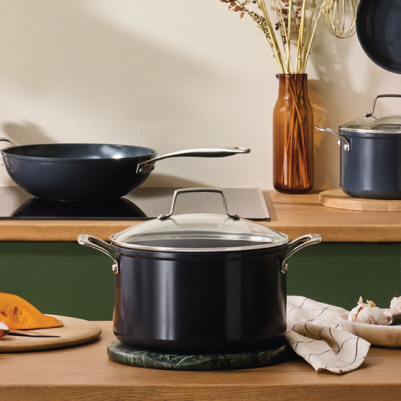Essential Non-stick Ceramic Stockpot with Glass Lid | Le Creuset®