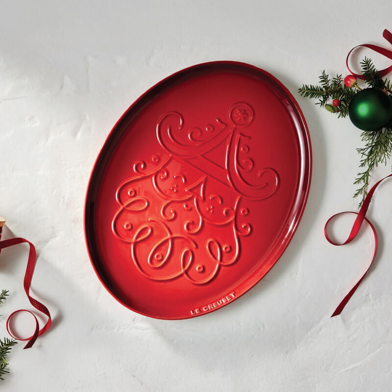 Nöel Collection Santa Embossed Oval Platter | Le Creuset®