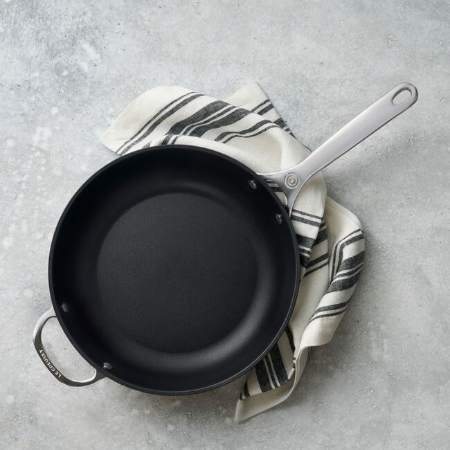 https://www.lecreuset.com/dw/image/v2/BDRT_PRD/on/demandware.static/-/Sites-le-creuset-master/default/dw23d4fe77/images/cat_skillets/TNS/tnsp_deep11_Inch_DeepFry-lpr.jpg?sw=650&sh=650&sm=fit