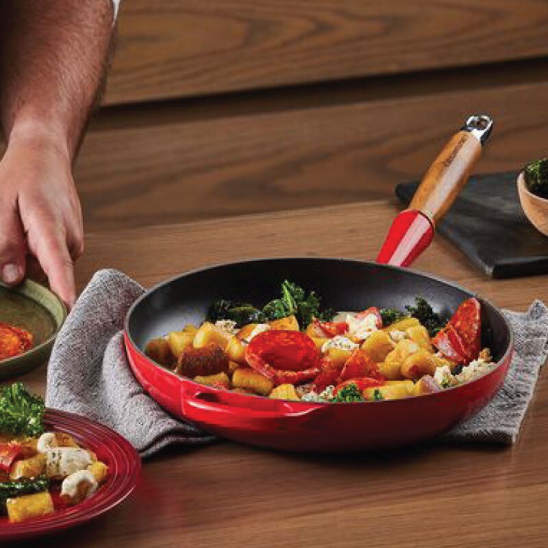 ル・クルーゼ　シェフナイフ20ウッドハンドル Alpine Wood Handle Fry Pan | Le Creuset®