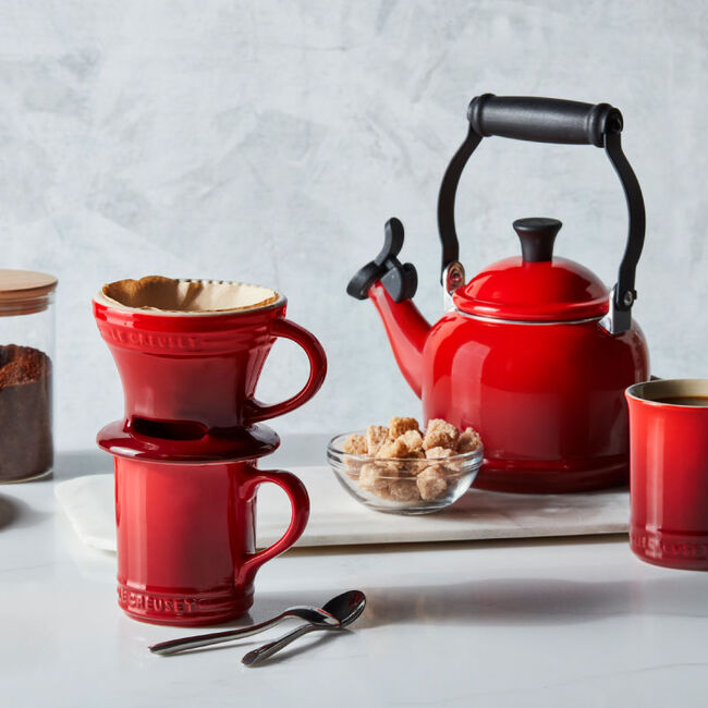 https://www.lecreuset.com/dw/image/v2/BDRT_PRD/on/demandware.static/-/Sites-le-creuset-master/default/dw465ca7f0/images/cat_serveware/mugs/pg20191-g1.jpg?sw=650&sh=650&sm=fit