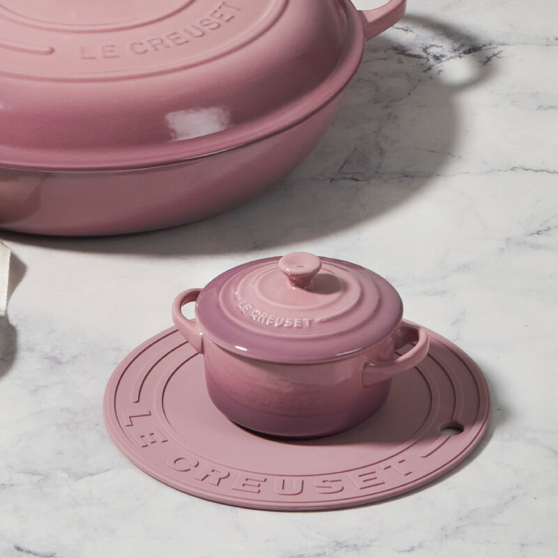 LE CREUSET petite cocotte ピーコック ローズクォーツ Amazon.com: Le Creuset Stoneware Mini Round Cocotte with Flower