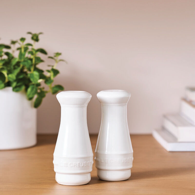 LE CREUSET Salt and Pepper Shakers 日本未発売 Amazon.com: Le Creuset Stoneware Salt and Pepper Shakers, Cobalt
