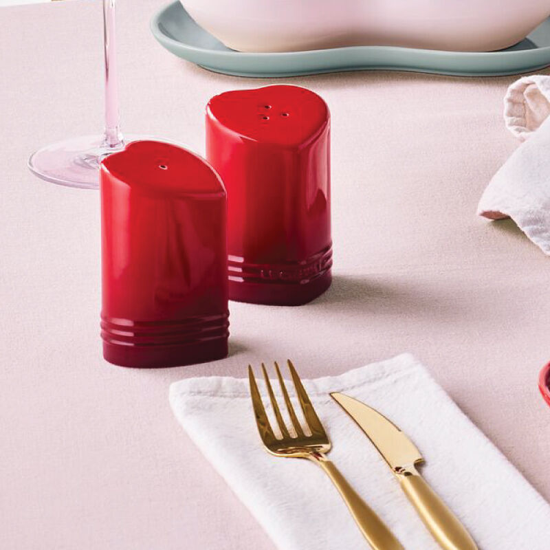 LE CREUSET - Le creuset ルクルーゼ カシス ハート Heart Salt and Pepper Shakers | Le Creuset®