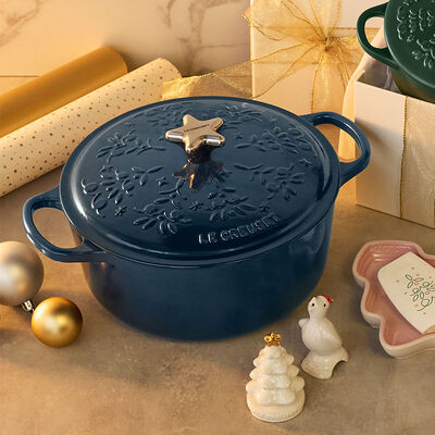 No&euml;l Collection Holiday Tree Signature Round Dutch Oven with Gold Star Knob