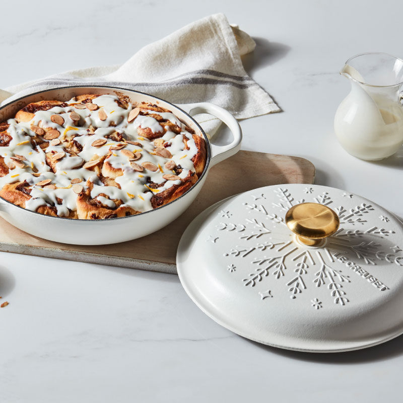 ルクルーゼ　キャセロール　26cm　ノエル　スノーフレーク　ホワイト Noël Collection Snowflake Braiser | Le Creuset®