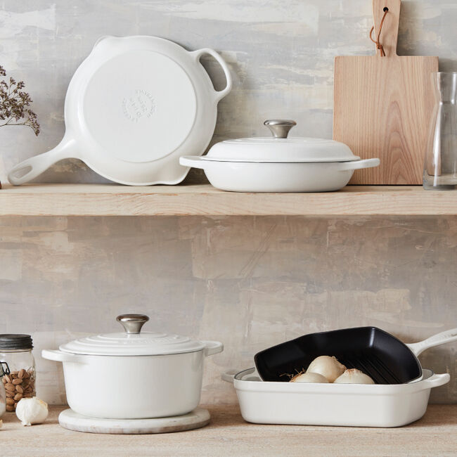 https://www.lecreuset.com/dw/image/v2/BDRT_PRD/on/demandware.static/-/Sites-le-creuset-master/default/dwc8c601e3/images/cat_cookware_sets/MS2210-7pc/MS2210-7pc-white-set.jpg?sw=650&sh=650&sm=fit