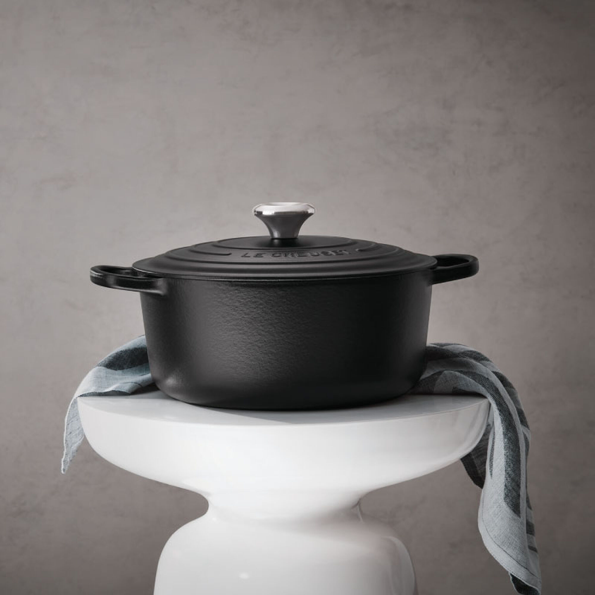 Signature Round Dutch Oven - Licorice, 5 1/2 qt.