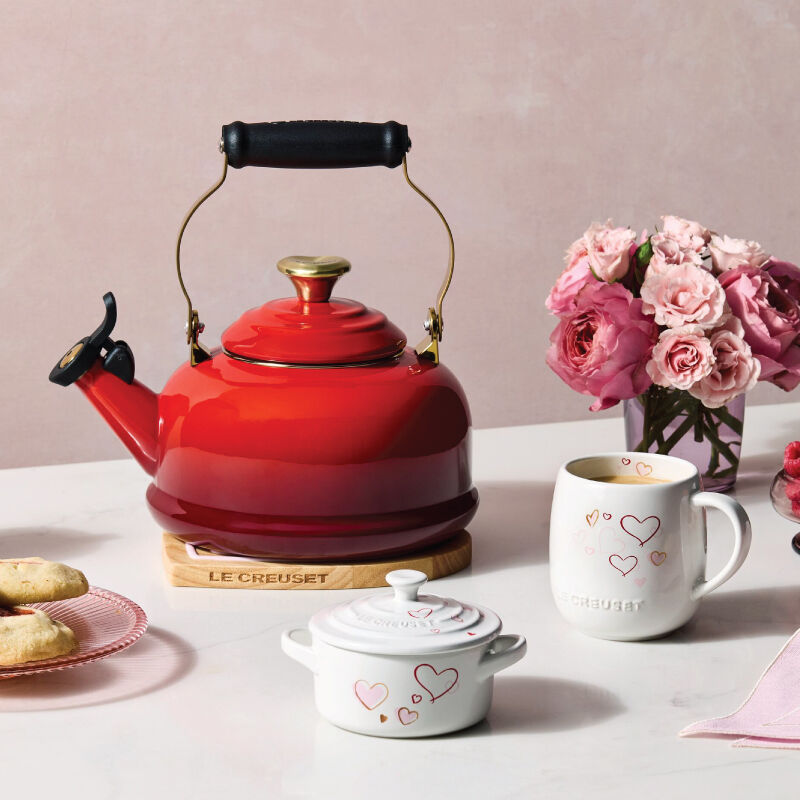Classic Whistling Kettle with Light Gold Heart Knob | Le Creuset®