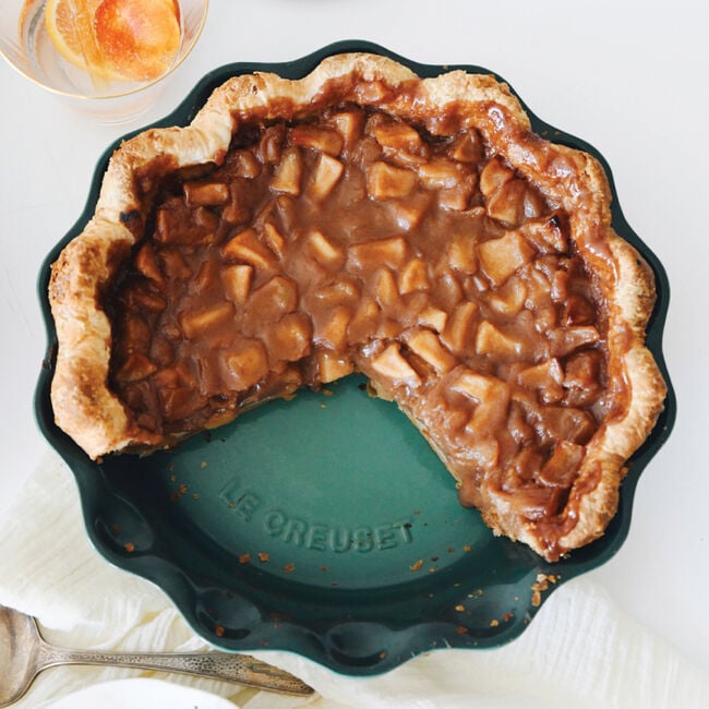  Le Creuset Stoneware Pie Dish, 9, Oyster: Home & Kitchen