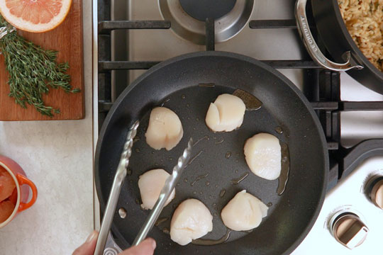 https://www.lecreuset.com/on/demandware.static/-/Sites-LeCreuset-Library/default/dw0b5c35af/images/blog/tips-techniques/how-to-sear/TNS-Scallops-540x360.jpg