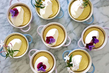 mini coocttes with pudding and flowers