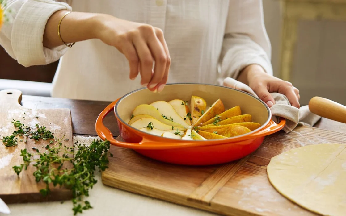 preparing a tarte tatin