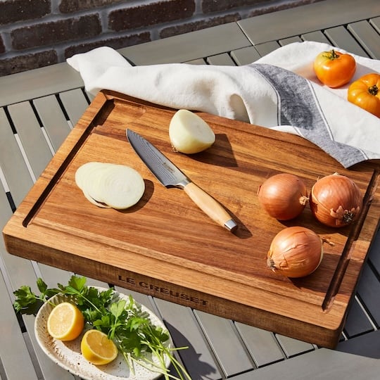 knife and cutting board