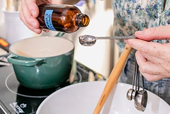 measuring vanilla extract