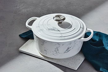 various dutch ovens in different sizes and colors