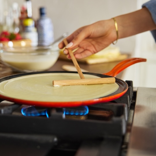 using a rateau to spread batter