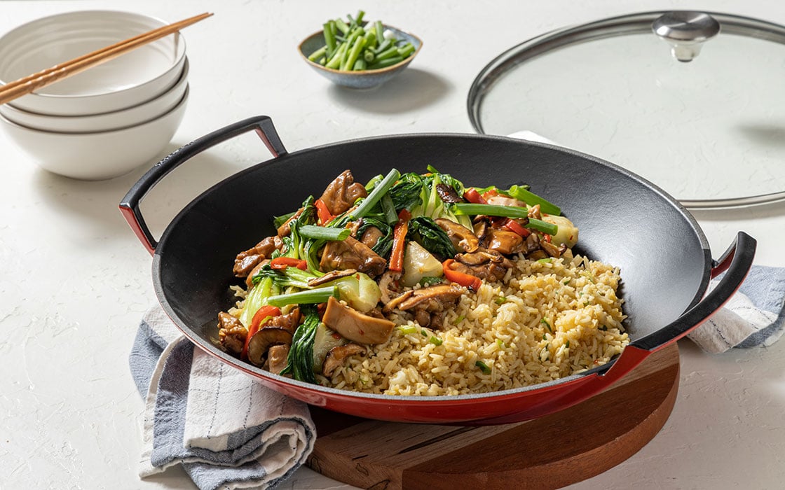 https://www.lecreuset.com/on/demandware.static/-/Sites-LeCreuset-Library/default/dwf48365c5/images/blog/tips-techniques/stirfry/Wok-Chicken-Stir-fry-1120x700.jpg