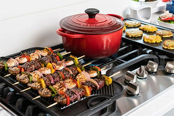 https://www.lecreuset.com/on/demandware.static/-/Sites-LeCreuset-Library/default/dwfe6cd019/images/blog/products/backyard/backyard-related-3.jpg