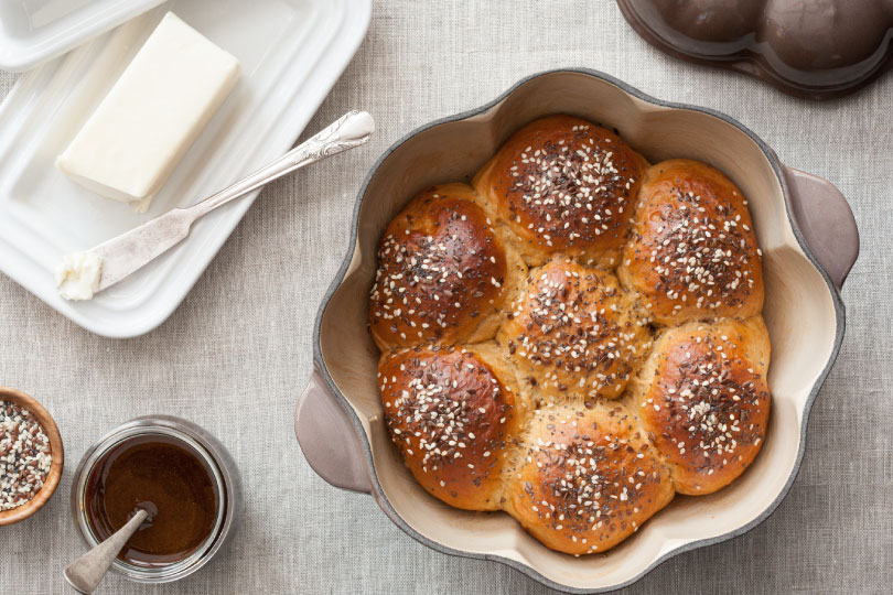 Seeded Dinner Rolls Le Creuset®