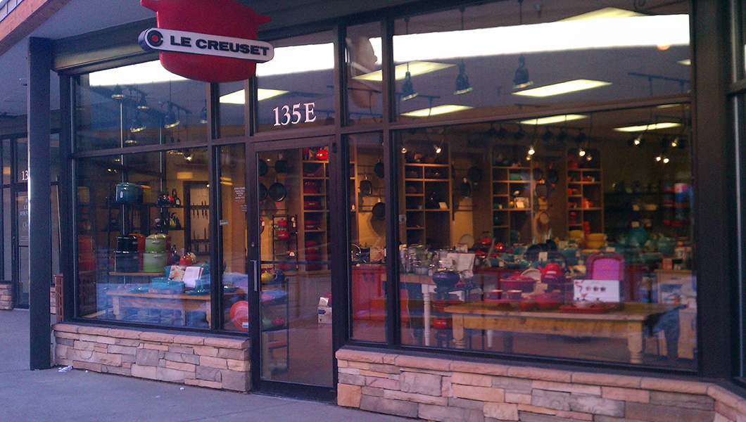 https://www.lecreuset.com/on/demandware.static/-/Sites/default/dw83313e7b/images/stores/silverthorne-co-lecreuset-store.jpg